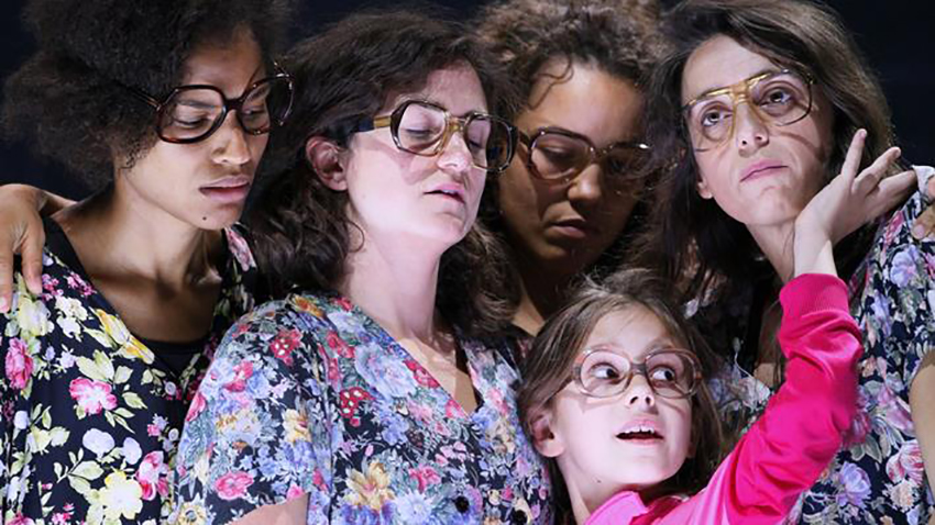 Szene aus „Und dann kam Mirna“, Foto: Maxim Gorki Theater