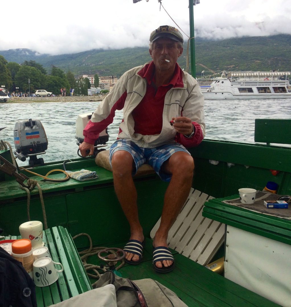 Ein Mazedonier, der uns über den See Ohrid spazieren fährt