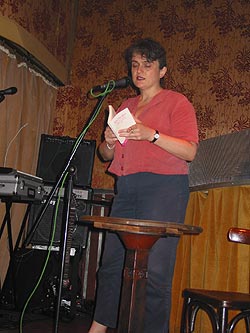 Iris Hanika liest aus »Das Loch im Brot« …