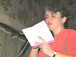Iris Hanika liest aus »Das Loch im Brot« …