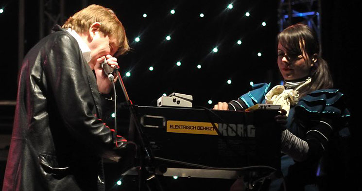 Foto: Mark E. Smith und Elena Poulou, All Tomorrow’s Parties, Butlins, Minehead, 16. Mai 2010. ©: Chris Power