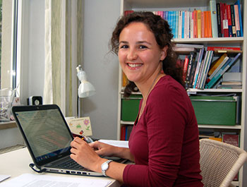 Marion Herbert an ihrem Arbeitsplatz in Düsseldorf. Foto: Thomas Backs