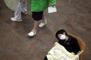 An injured child sleeps at a Japanese Red Cross hospital after being evacuated from the area hit by tsunami in Ishinomaki March 13, 2011. Japan faced a growing humanitarian crisis on Sunday after its devastating earthquake and tsunami left millions of people without water, electricity, homes or heat. REUTERS/Damir Sagolj 