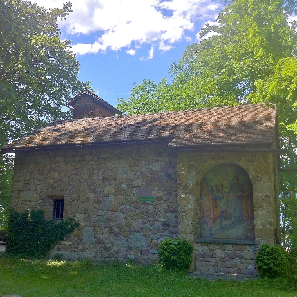 Die aus den Steinen der Burgruine vor rund 50 Jahren errichtete Notburga-Kapelle auf der Rottenburg.