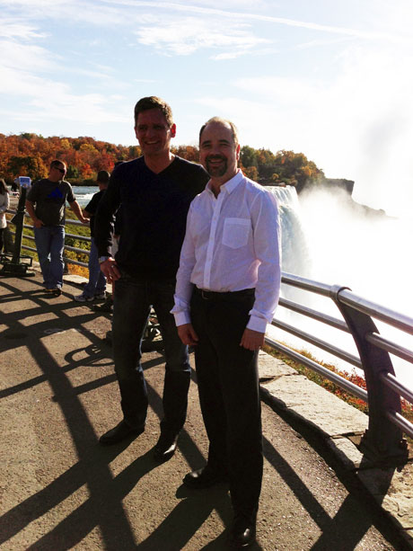 Benjamin Stein und Brian Zumhagen vor dramatischer Kulisse