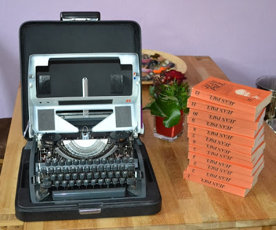 Die neue Maschine (Olympia) im ReinigungsModus, die zwölfbändige Jean Paul Werkausgabe daneben.