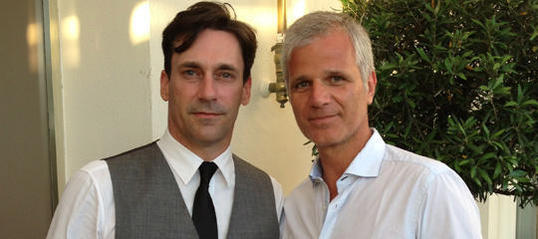 Don Draper und Roger Sterling - alias Schauspieler Jon Hamm und Kempertrautmann-Chef Michael Trautmann. Don Draper und Roger Sterling - alias Schauspieler Jon Hamm und Kempertrautmann-Chef Michael Trautmann.