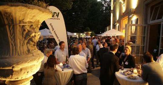 450 Gäste der Werbe- und Medienbranche trafen sich bei der 12. W&V-Meetnight im Münchner Parkcafé. Fotos: Martin Kroll, Bettina Theisinger, Bernhard Huber 450 Gäste der Werbe- und Medienbranche trafen sich bei der 12. W&V-Meetnight im Münchner Parkcafé. Fotos: Martin Kroll, Bettina Theisinger, Bernhard Huber