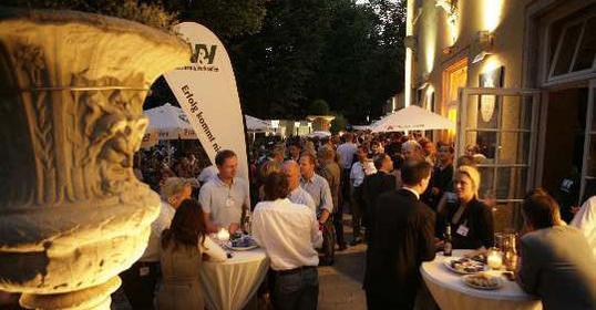 Sommerfeeling auf der Terrasse des Münchner Parkcafés. Fotos: Kroll, Theisinger, Huber Sommerfeeling auf der Terrasse des Münchner Parkcafés. Fotos: Kroll, Theisinger, Huber