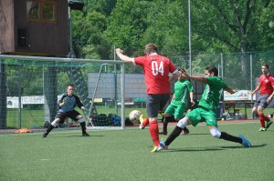 Bayer 04 zieht ab. Der Goalie hält. Das wäre die Entscheidung gewesen.