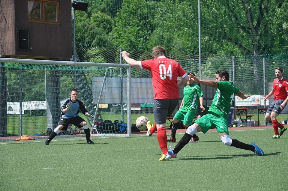 Bayer 04 zieht ab. Der Goalie hält. Das wäre die Entscheidung gewesen.