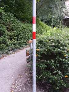 Die Stange versucht zu warnen. Rot, weiß, rot. Oft hilft auch das nicht.