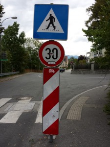 30 Fußgänger sind hier verschieden. Ich halte kurz inne. 