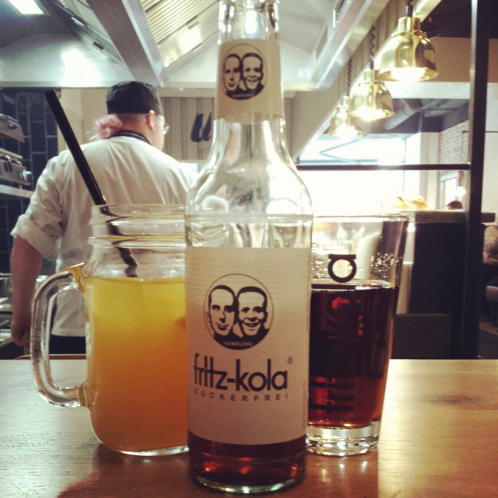 Dieses Bild musste noch vor dem Essen direkt auf Facebook und Instagram hochgeladen werden. Neben meiner Fritz Kola (ohne Zucker!) sieht der selbstgemachte Mango (mit noch etwas) Eistee zwar eine gute Figur, mein Herz war aber schon vergeben.