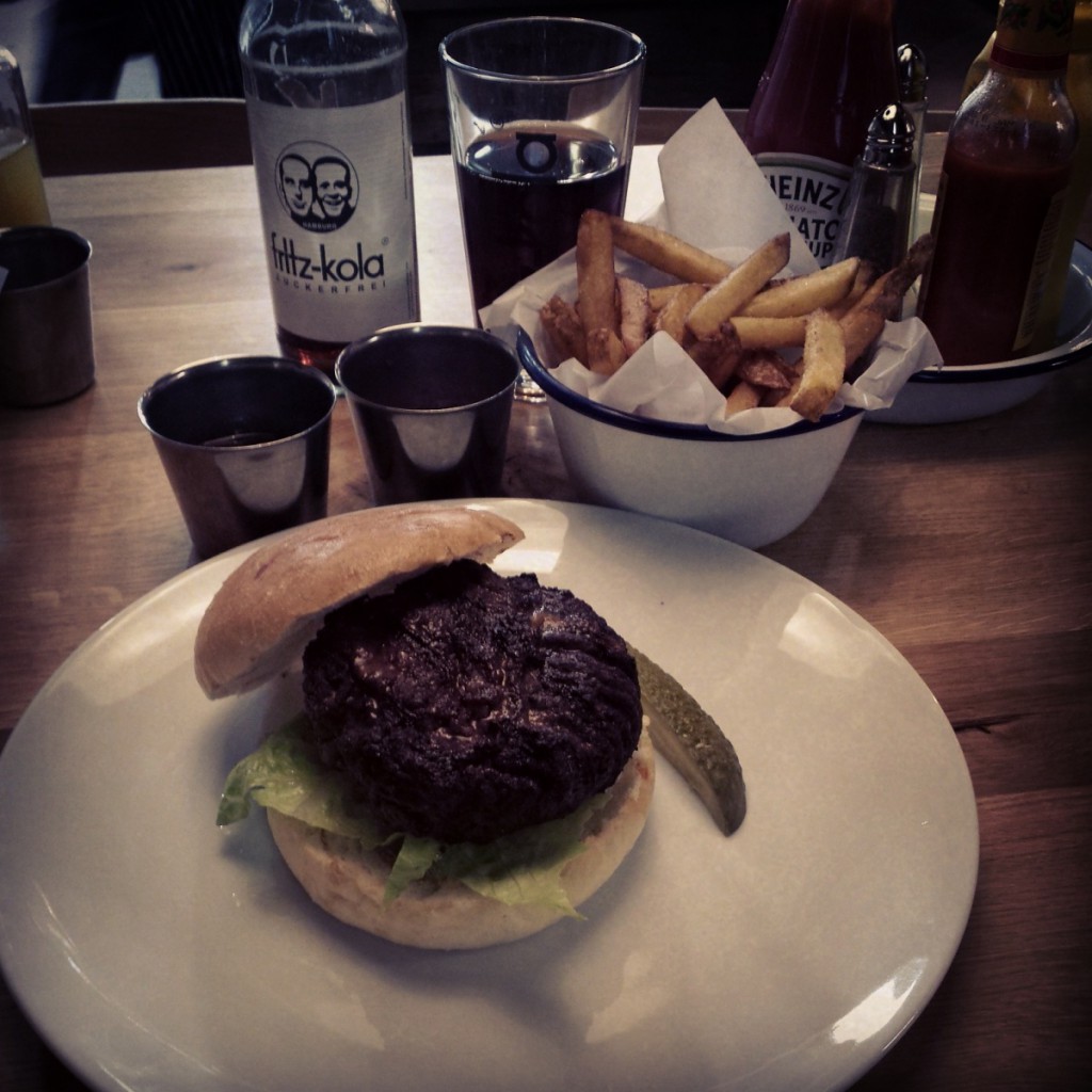 Ein Burger im Ludwig. Klassisch. Echt. Ehrlich. Ein würziger Genuss zwischen zwei getoasteten Scheiben Weißbrot. Unverfälscht. Gut.