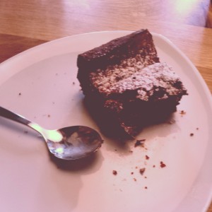 Ein gieriger Fotograf kann eben nur mehr die Rest vom Schoko-Brownie fotografieren.