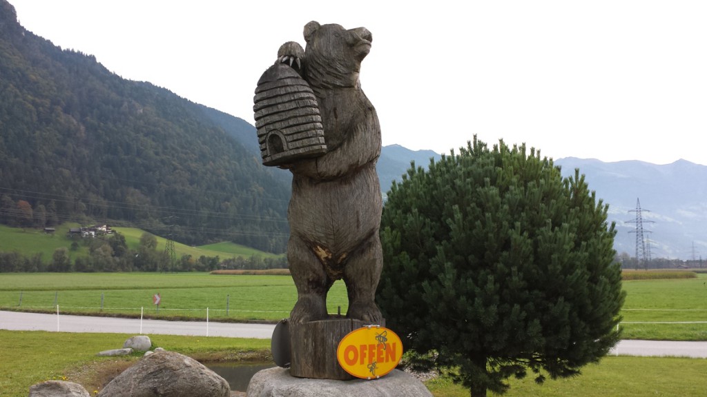 Das Honig-Wahrzeichen am Eingang zum Zillertal.