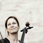 Bewegt sich gekonnt zwischen Komposition und Improvisation: Anja Lechner (Bild: Andrea Boccalini)