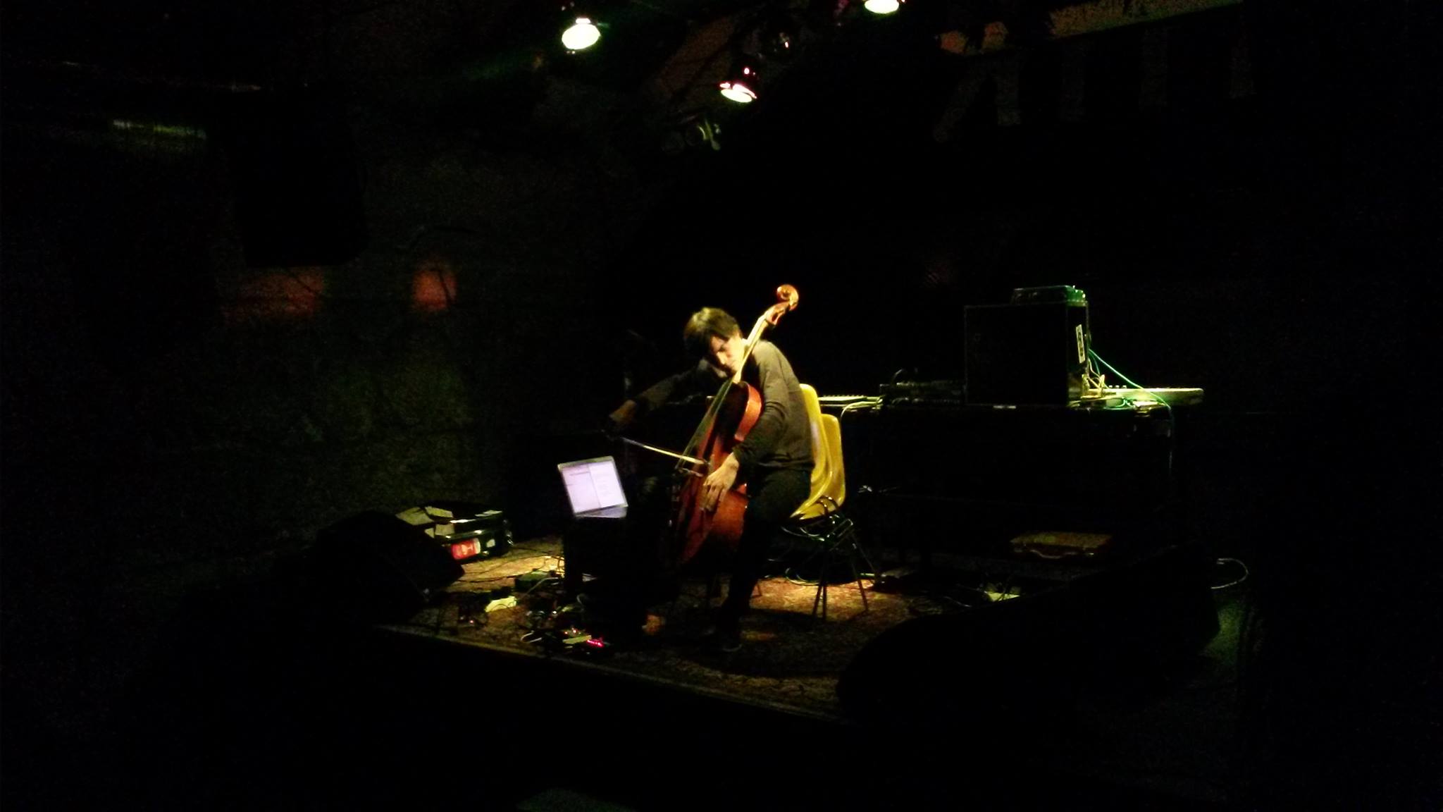 Lukas Lauermann bei seinem Solo-Konzert in der Innsbrucker P.M.K.