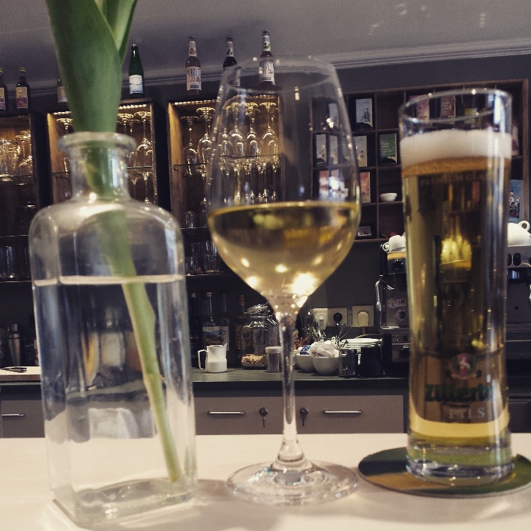 Hauswein und Bier aus dem Zillertal. Und eine Vase. 