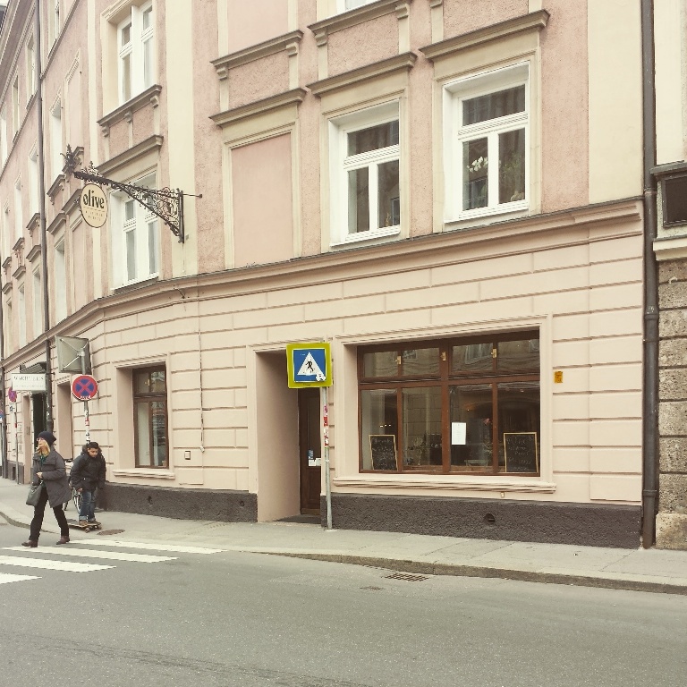 Olive von außen. Direkt am Wiltener Platzl.