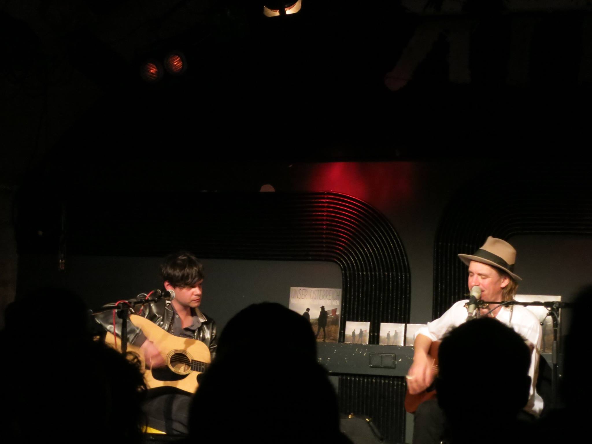Nino aus Wien und Ernst Molden: Ein interessantes Zwiegespräch, das musikalisch nicht immer überzeugte. (Bild: Martin Senfter)