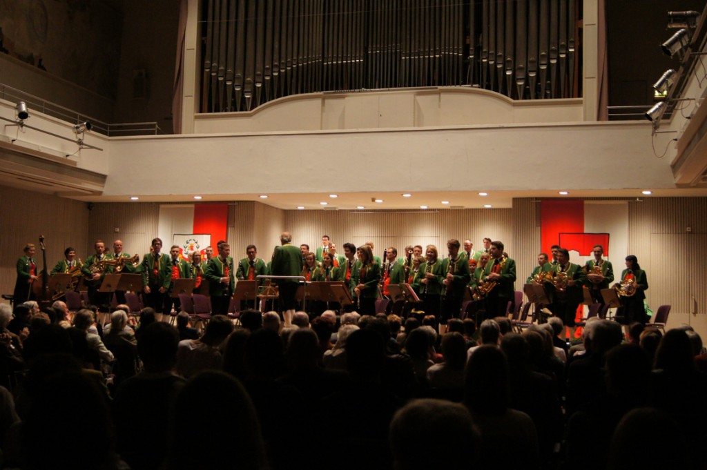 Die Stadtmusikkapelle Innsbruck - Mariahilf/St. Nikolaus. Also wir. In unseren auffälligen rot-grünen Uniformen.