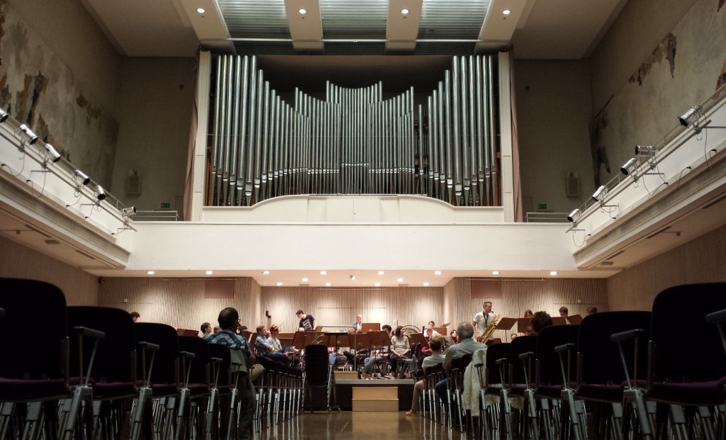 Ein Konzert, sechzig Instrumente, drei Meinungen