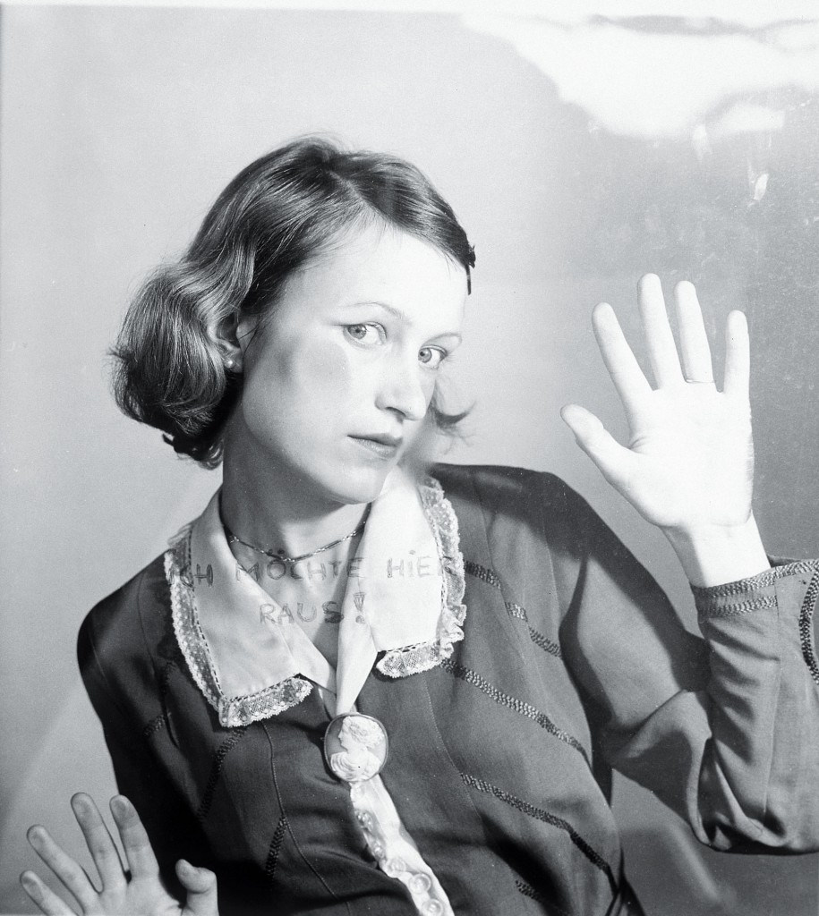 Birgit Jürgenssen, Ich möchte hier raus!, 1976 © Estate of Birgit Jürgenssen / Bildrecht, Wien, 2015 / Sammlung Verbund, Wien