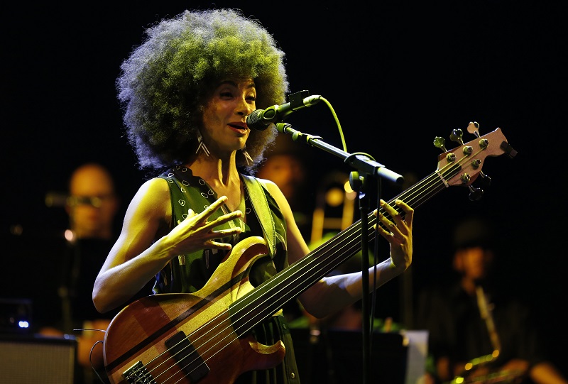 Eine Musikerin, die eine neue Art von "Radiomusik" im Kopf hat: Esperanza Spalding (Bild: Valery Hache/AFP/Getty Images)