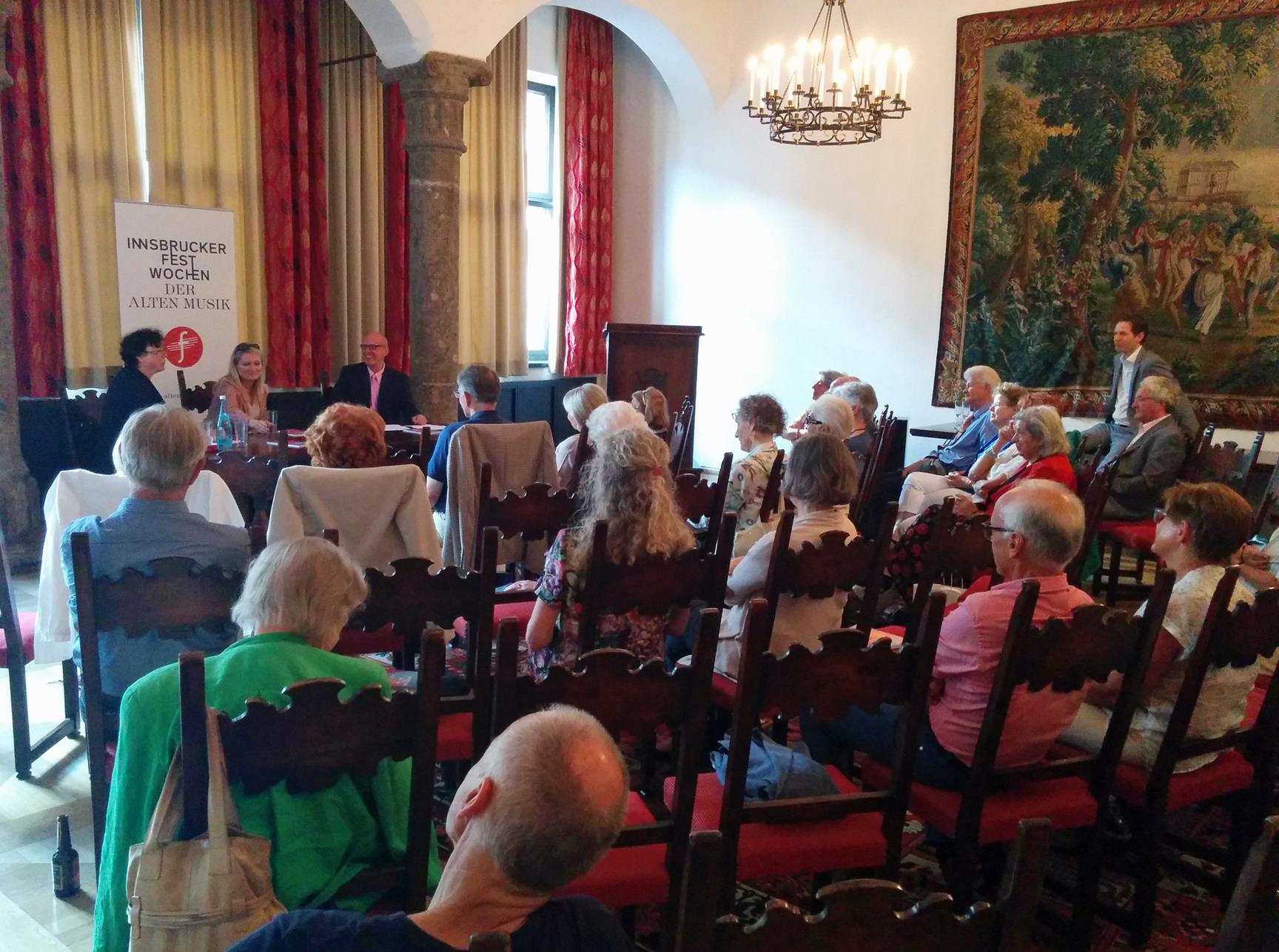 Auch in größerer Runde zeigte sich Bardon gut gelaunt und gesprächig! (Bild: Innsbrucker Festwochen der Alten Musik)
