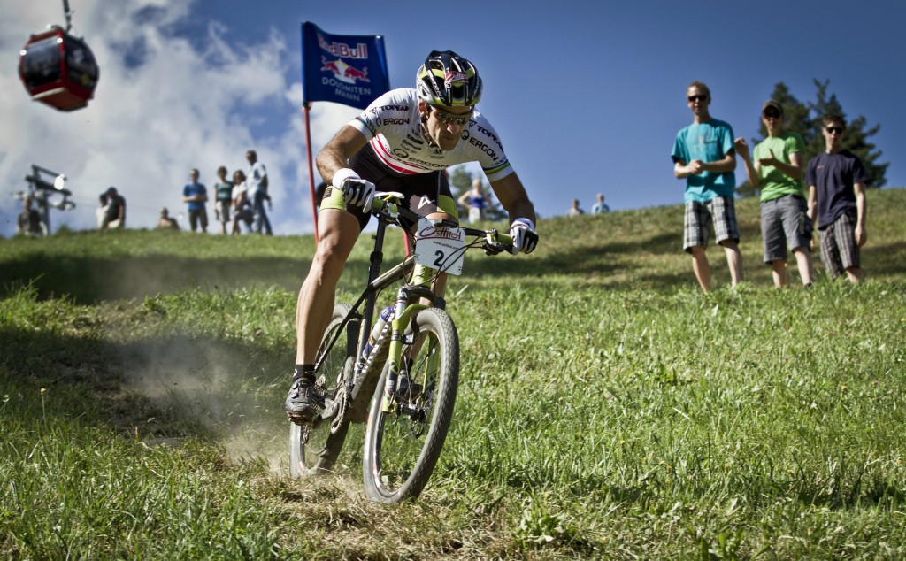 Alban Lakata auf der Mountainbike-Strecke (Foto: Mirja Geh, Red Bull Content Pool)