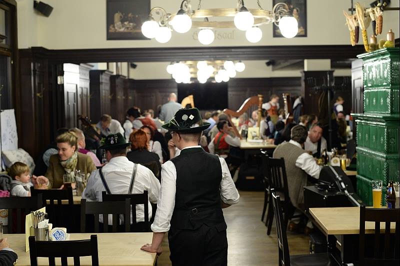 Das "Bierstindl" wurde von Volksmusik regelrecht geflutet! (Bild: Tiroler Volksmusikverein)