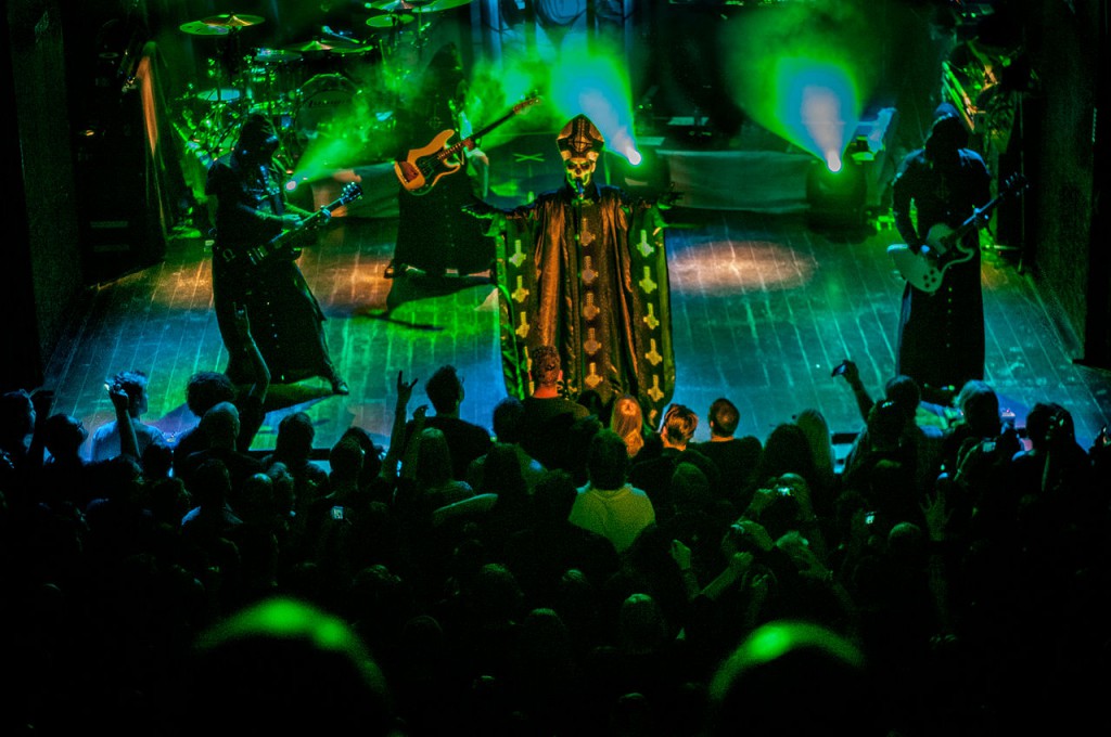 Ein guter Zeitvertreib bis zum Weltuntergang: Ghost live sehen und hören! (Bild: Enric Martinez)