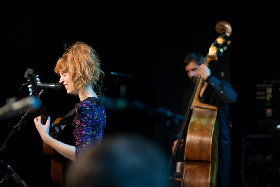 Mira Lu Kovacs live mit Schmieds Puls (Bild: Maximilian Meergraf)