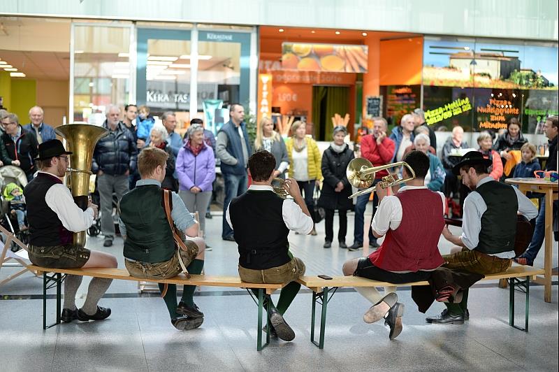 Auch in diesem Jahr konnte es die Volksmusik nicht lassen, uns beim gepflegten Einkauf zu stören! (Bild: Tiroler Volksmusikverein)