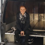 Christine Pernlochner-Kügler bei der Arbeit. In einem Leichenwagen.