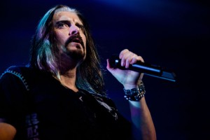 Sieht grimmig aus, klingt aber meist nur recht "cheesy": James LaBrie (Bild: Luigi Orr)