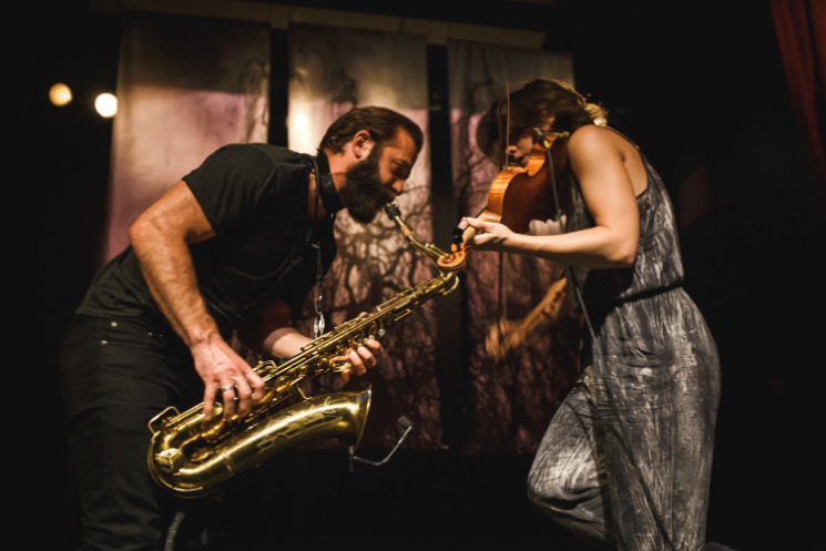Das Colin Stetson/Sarah Neufeld Duo hat zwar wenig mit Dub oder Jamaika am Hut, ihr Konzert war aber mit Sicherheit ein Highlight im diesjährigen Heart of Noise Festival (Bild: Lindsay Duncan)