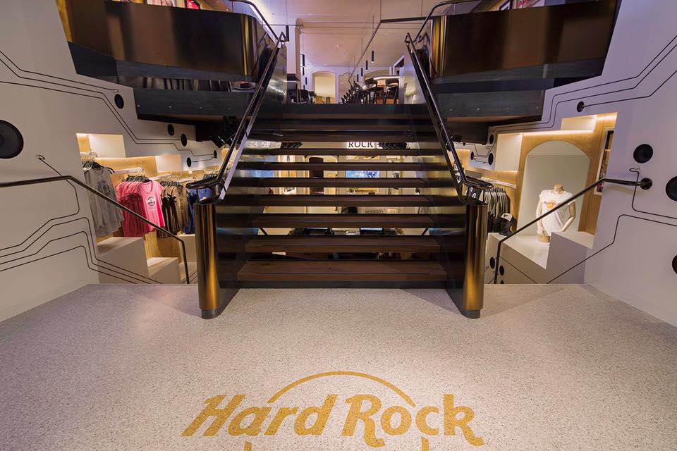 Warum so viele verzweifelte Familienväter Hardrock Cafe T-Shirts tragen