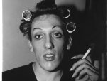 Durch schockierende Unverfälschtheit revolutionierte Diane Arbus die Fotografie. Auf dieser Aufnahme von 1966 ist ein junger Mann mit Lockenwicklern zu Hause in der West 20th Street in New York City zu sehen.