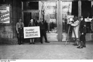Boykottaktion gegen jüdische Geschäfte am 1. April 1933. Die Herrschaft der Nationalsozialisten bedeutet für die deutschen Juden von Anfang an eine antisemitische  Politik der Diskriminierung und Verdrängung.