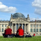 Jugendliche auf der Wiese vor dem Reichstag