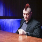 Portrait von Sascha Lobo an einem Tisch.