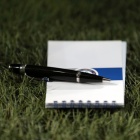 Der Notizblock und Stift von Trainer José Mourinho