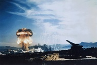 Militärischer Fortschritt, der dem jeweiligen Gegner gezielt Angst einflößen sollte: Blick auf den Atompilz auf dem Testgelände in Nevada am 23. Mai 1953. Hunderte hochrangiger US-Militärs sowie Kongressmitglieder waren anwesend, als erstmalig in der Geschichte eine Atombombe mittels eines neuartigen Artillerie-Geschützes (r) abgeschossen wurde.