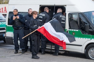 Polizisten im Einsatz bei einer Neonazidemonstration in Berlin