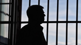 Der ehemalige politische Gefangene Gilbert Furian in einer Gefängniszelle der Gedenkstätte Zuchthaus Cottbus vom Verein Menschenrechtszentrum in Cottbus (Brandenburg).