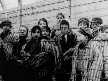 Kinder im Vernichtungslager Auschwitz kurz nach der Befreiung durch die sowjetische Armee im Januar 1945