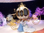 Eine Darstellerin spielt in der Galerie Lafayette Disney´s Cinderella